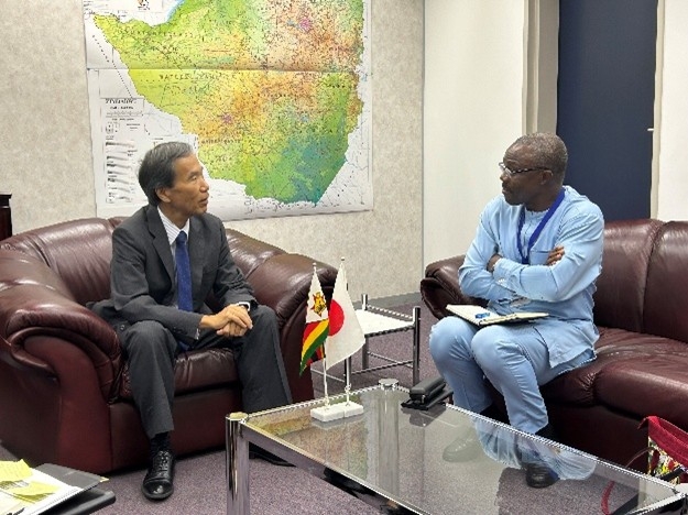 Ambassador MAEKAWA having a discussion with Dr. ODUSOLA
