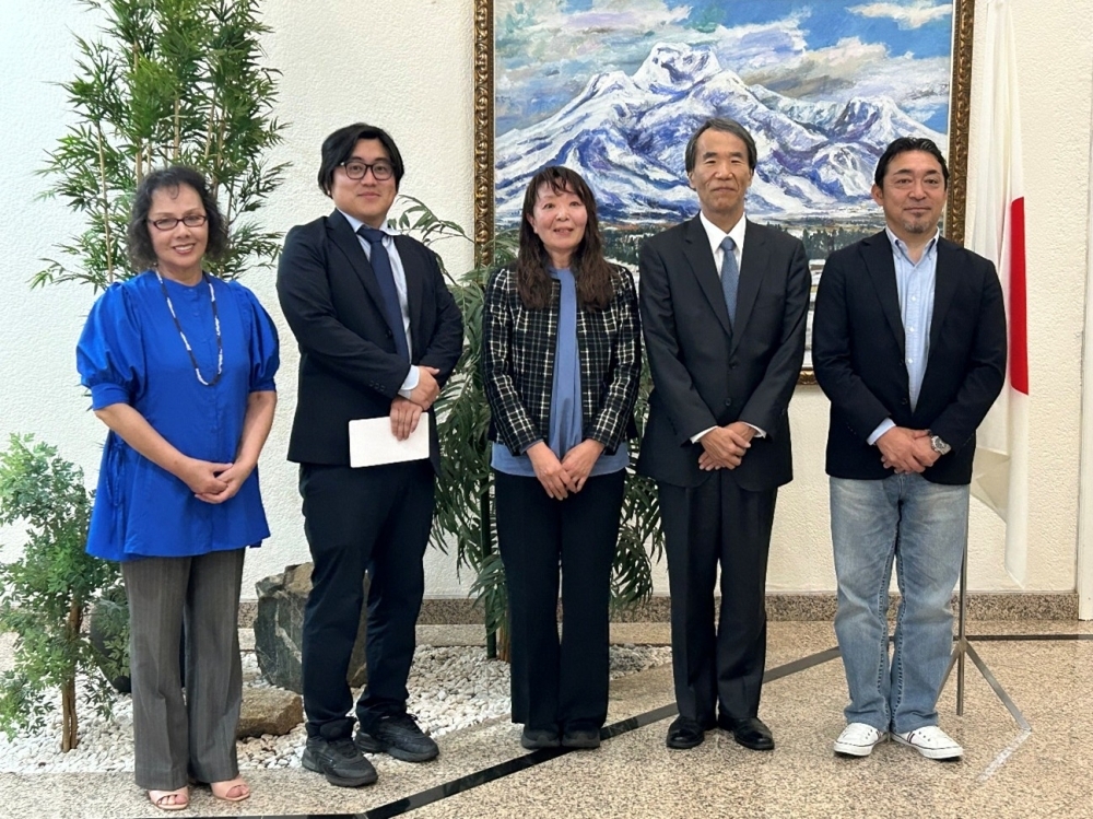 Ambassador MAEKAWA and Chuwa personnel