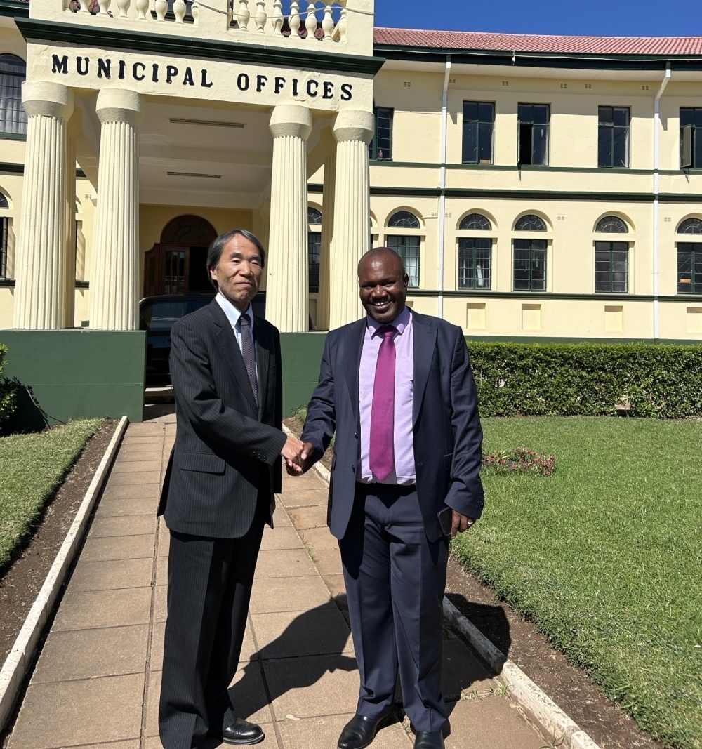 Ambassador MAEKAWA exchanged views with His Worship Martin Chivhoko, Mayor of Gweru