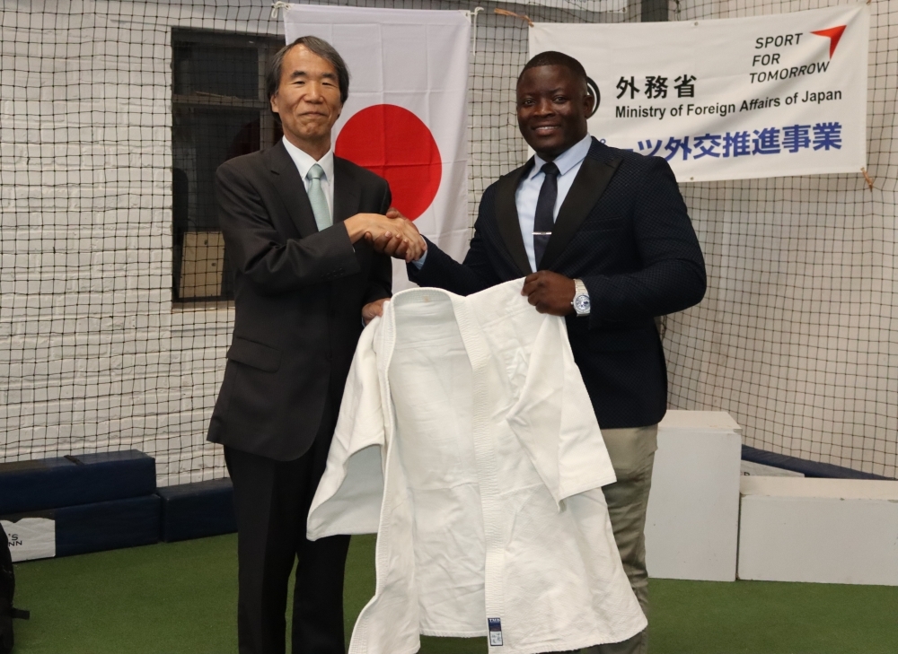 Ambassador Maekawa handed over 201 Judo uniforms, donated by the All Japan Judo Federation